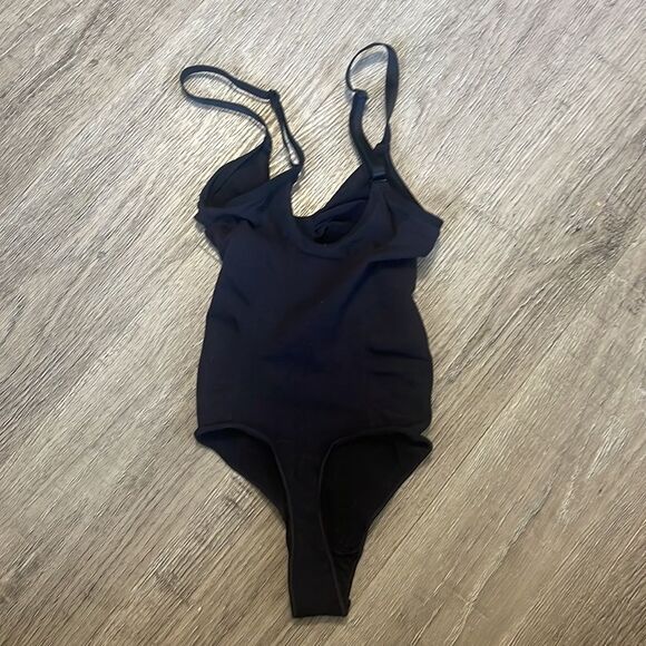 SKIMS SEAMLESS SCULPT THONG BODYSUIT - XXS/XS - Picture 7 of 8